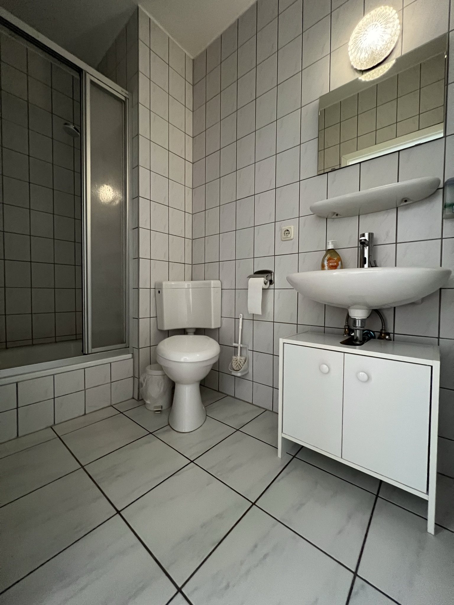 Bad mit Dusche, WC und Waschbecken
