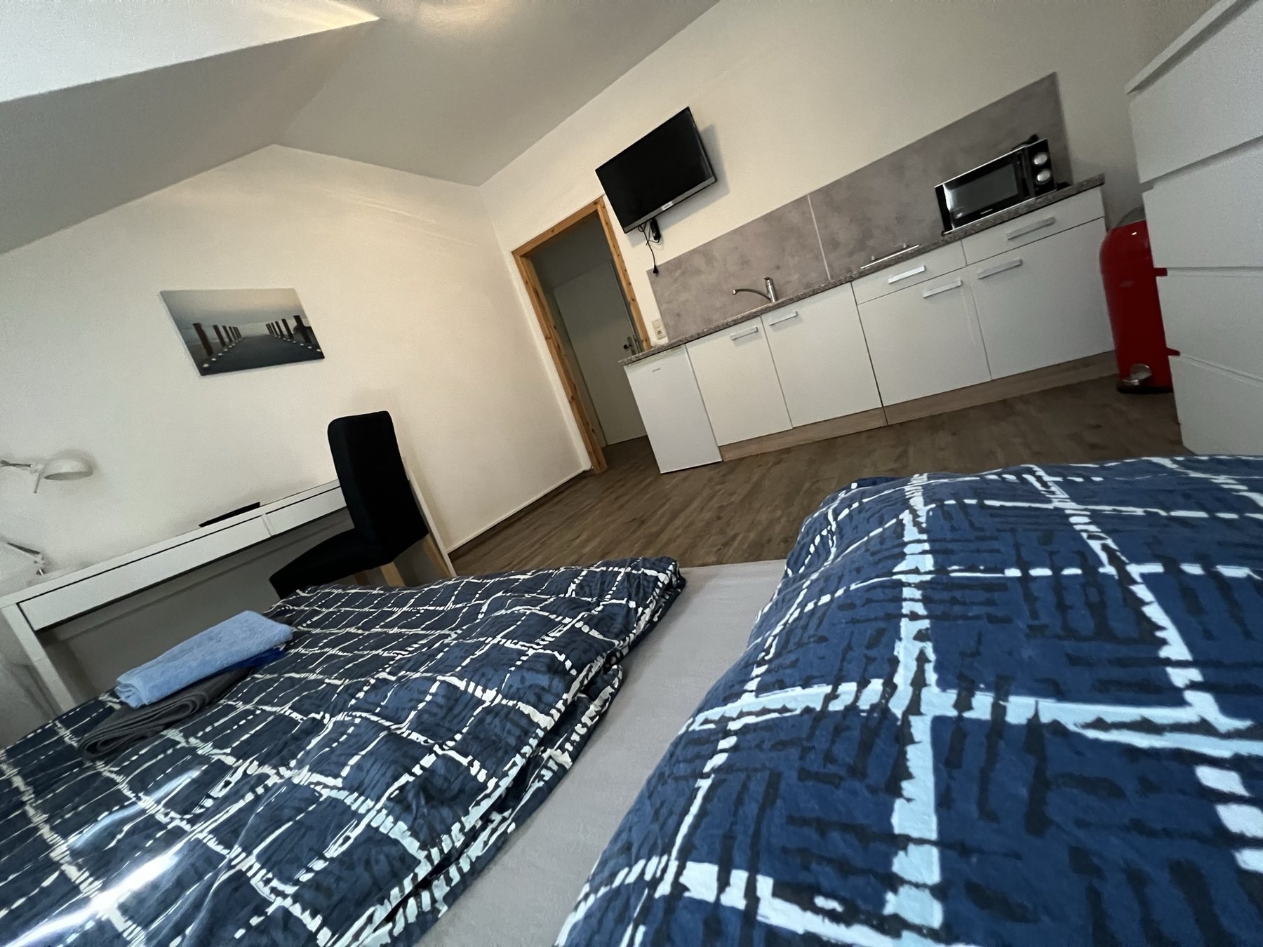 Zweibettzimmer mit Küchenzeile und Arbeitsplatz